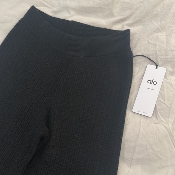 ALO YOGA - CASHMERE HIGH-WAIST PLUSH WAFFLE PANT in black - Picture 3 of 5